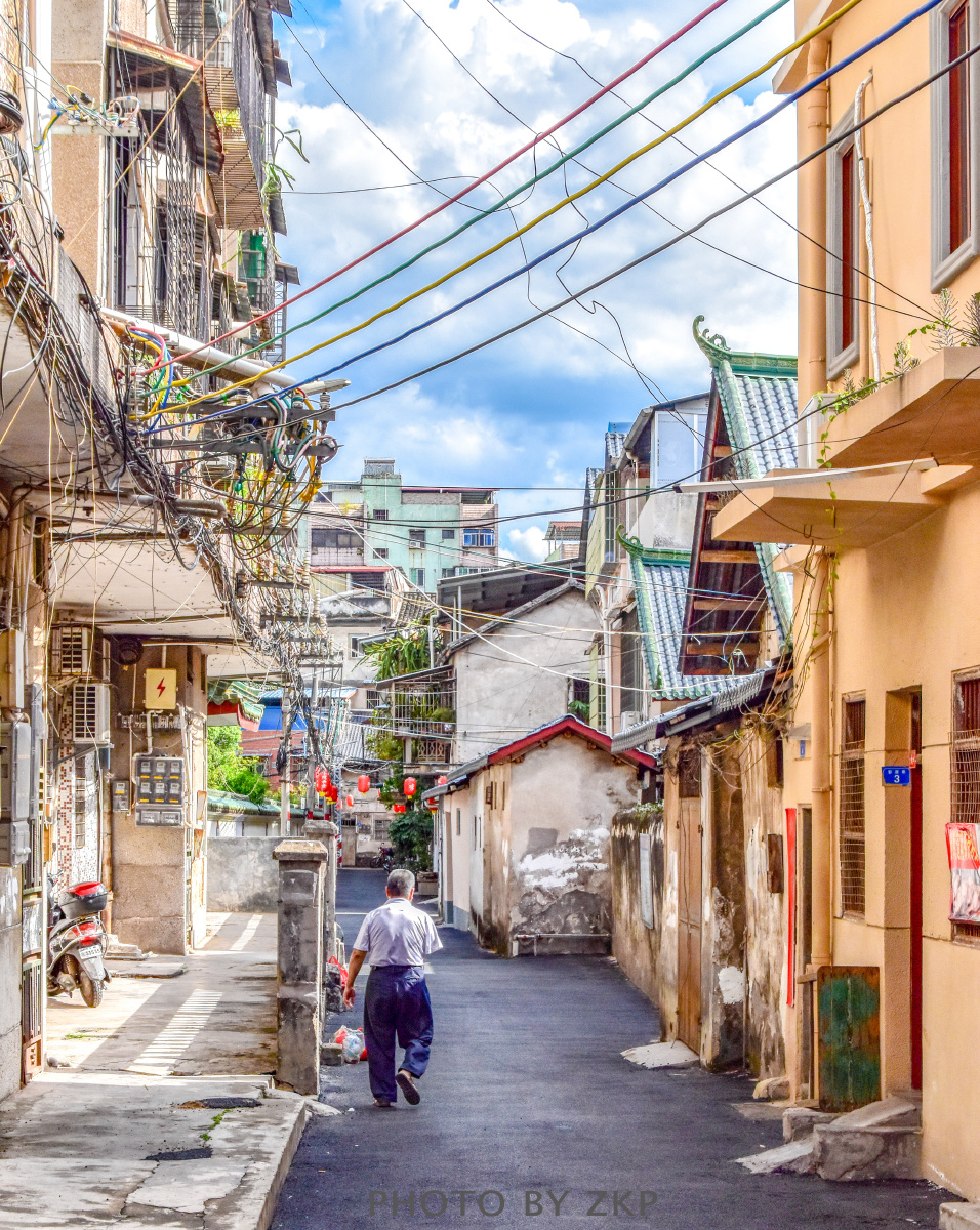 一座老城一条老街复古的巷口几代人的回忆