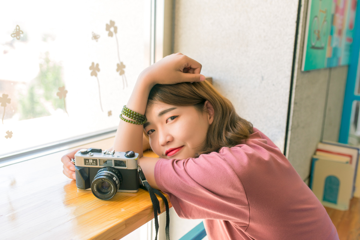 拿相机的女孩子最美