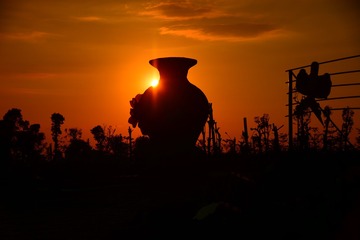 999047