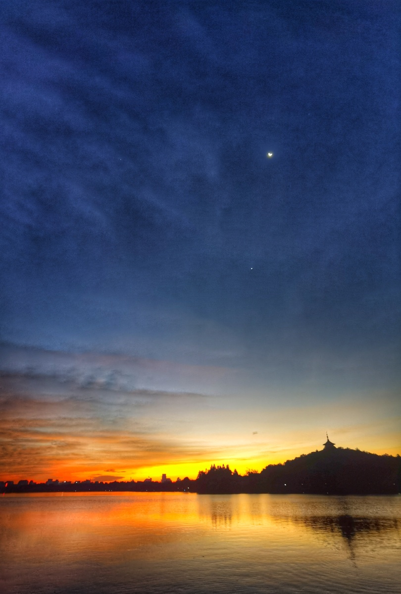 8月14日今日清晨4点50分到达苏堤记录日出前西湖的璀璨霞光