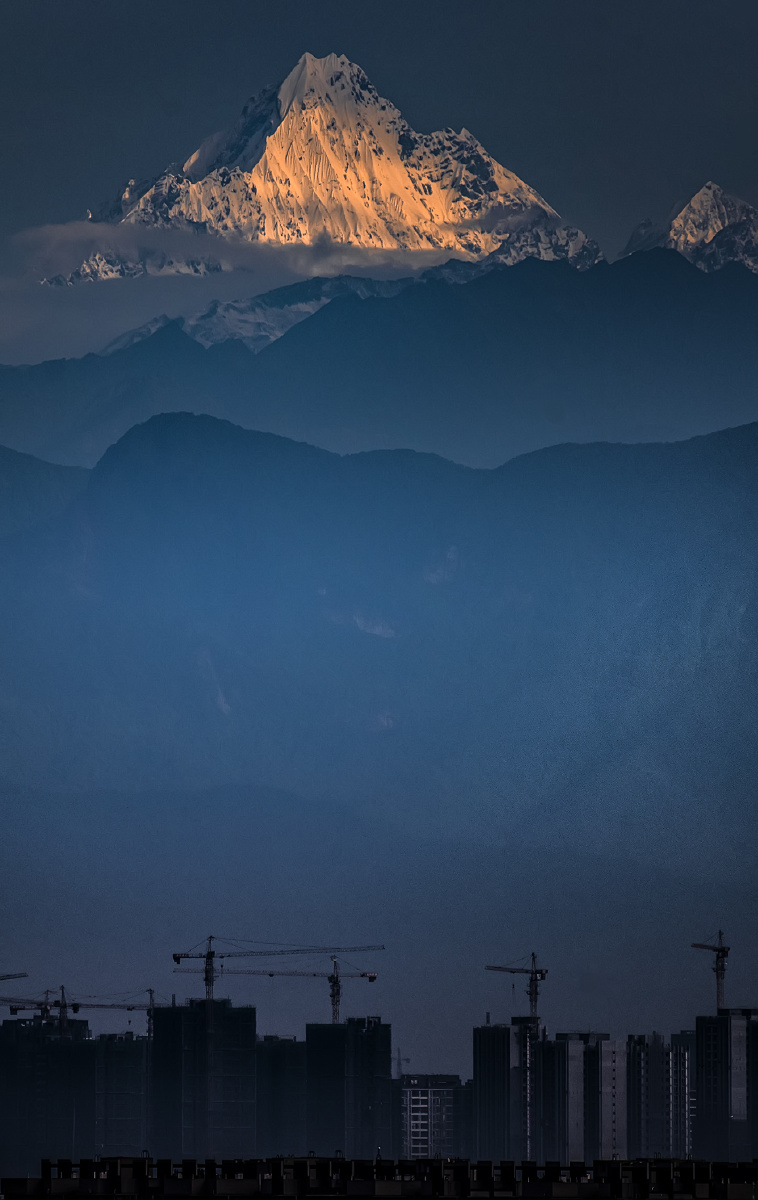 在成都遥望雪山