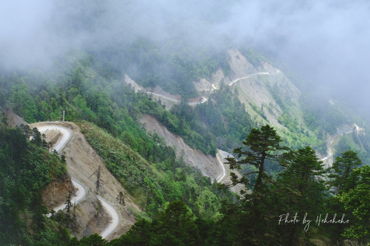 德贡公路孔雀山垭口