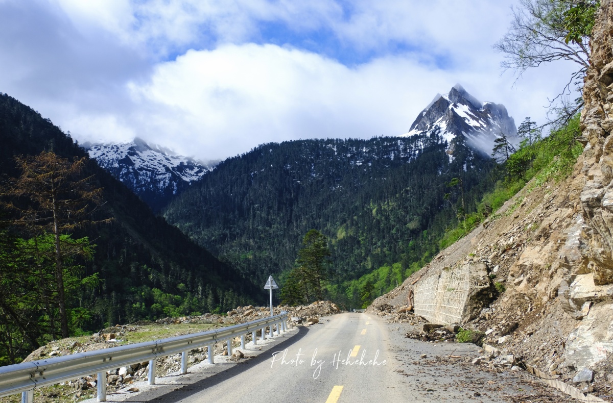 德贡公路孔雀山垭口