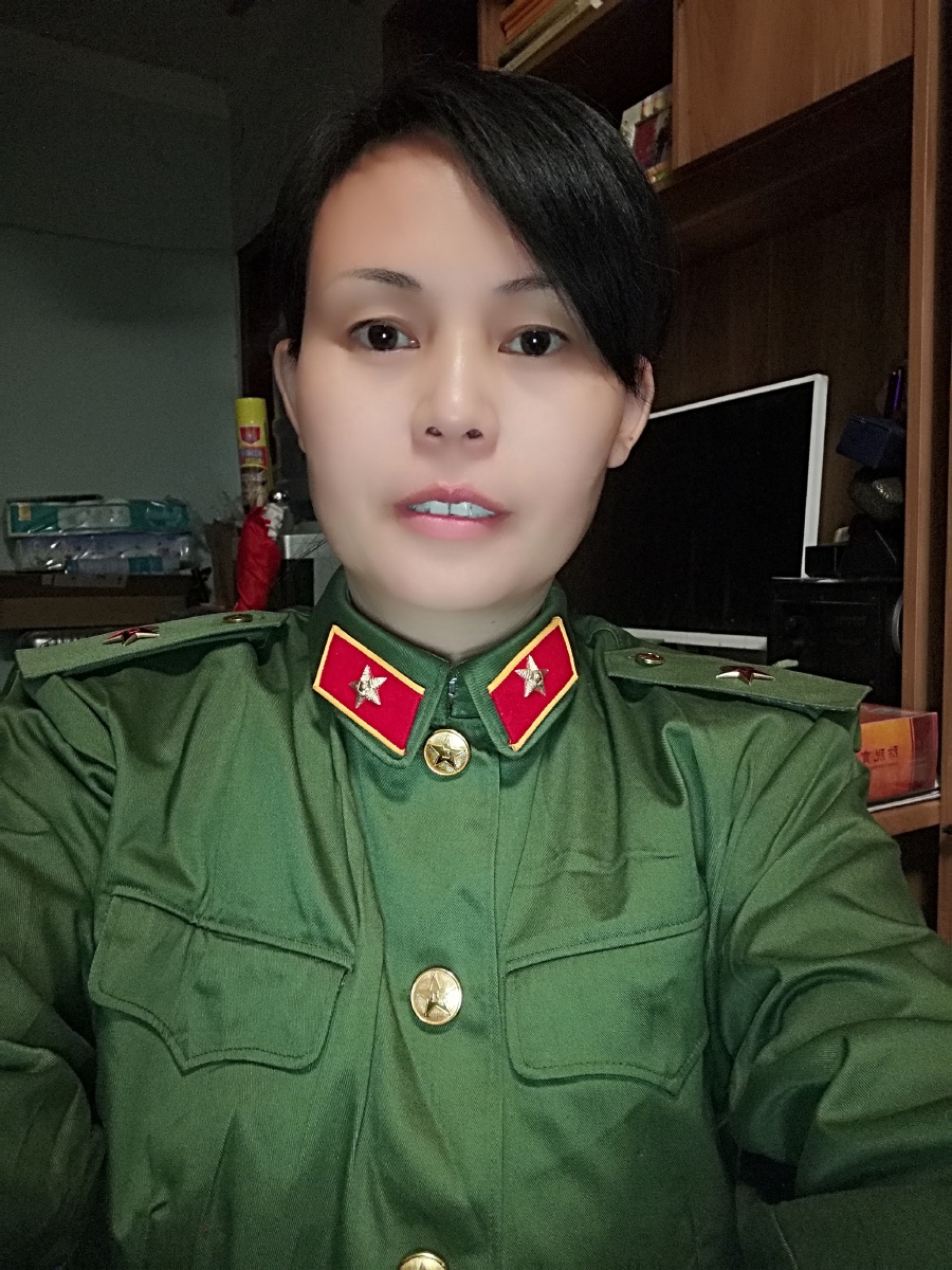 可惜戴的是男军帽,女兵是无檐帽