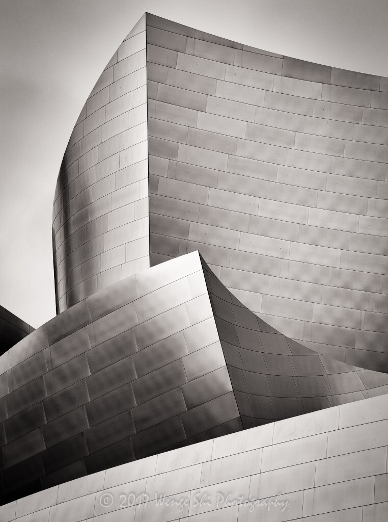 华特·迪士尼音乐厅（Walt Disney Concert Hall）位于美国加州洛杉矶，由普利策克建筑奖得主法兰克·盖瑞设计。迪士尼音乐厅落成于2003年10月23日，造型具有解构主义建筑的重要特征，以及强烈的盖瑞金属片状屋顶风格。