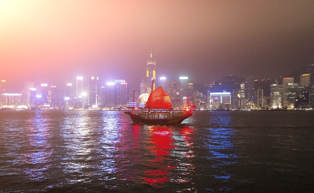 藕拍一张夜景，ISO太大了，噪点好多。风景很漂亮还是很喜欢的，保存一下。