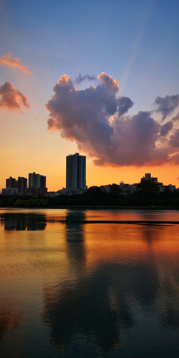 南宁市南湖公园看日落