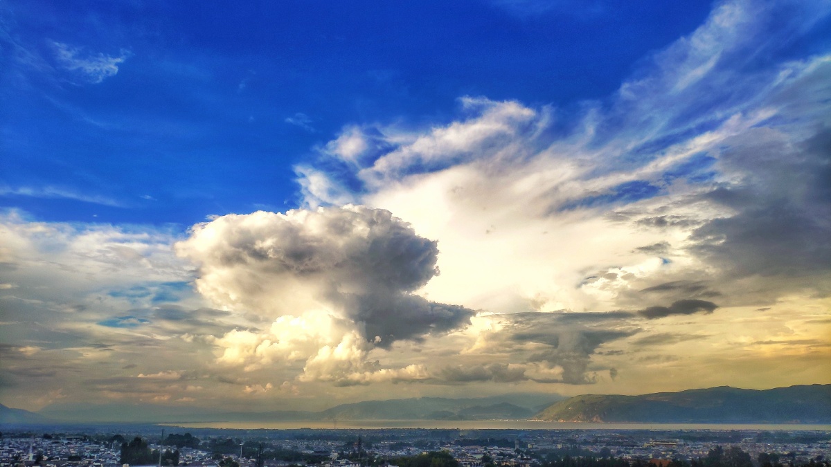 天气晴朗风云变幻大理苍山洱海