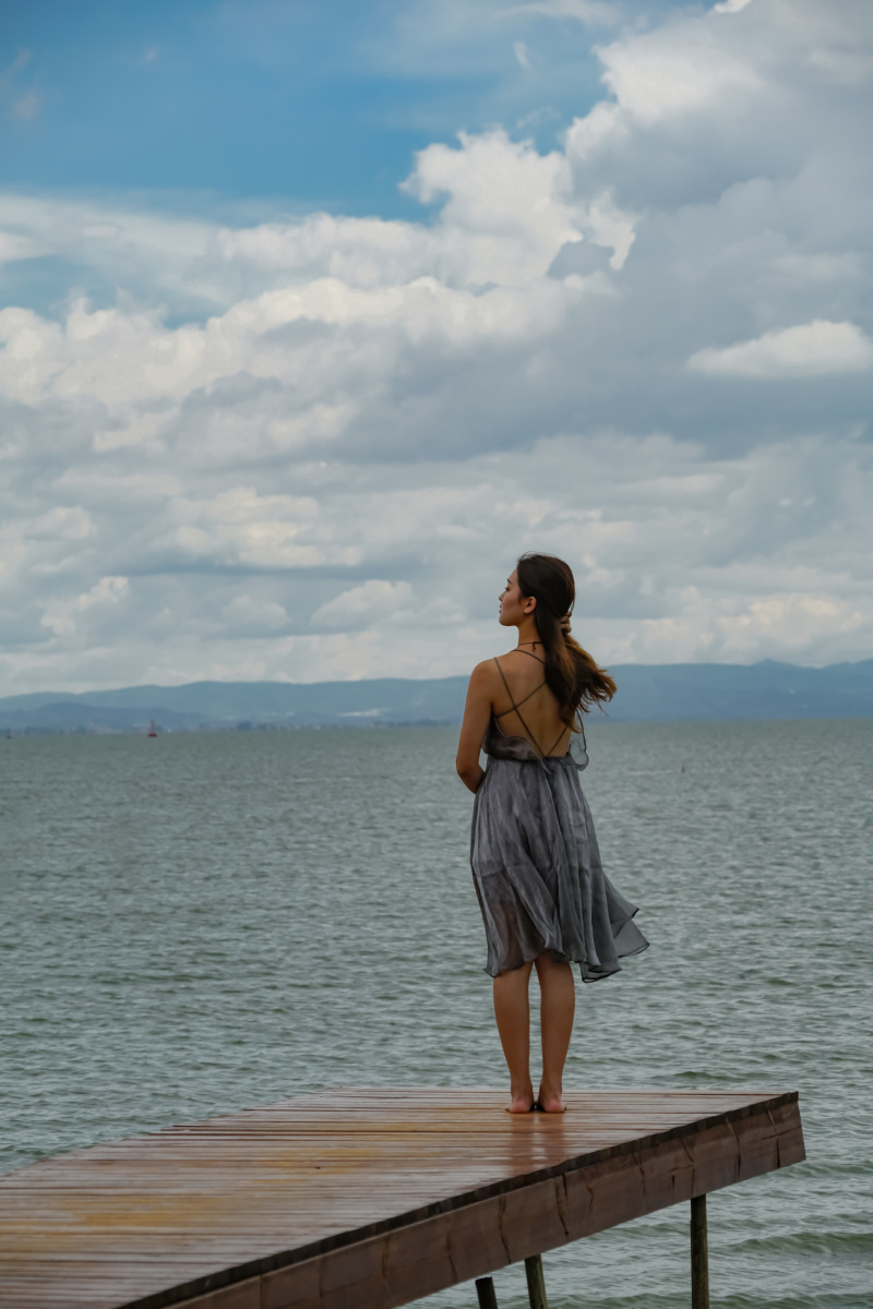 眺望滇池之滨女孩遥望远方