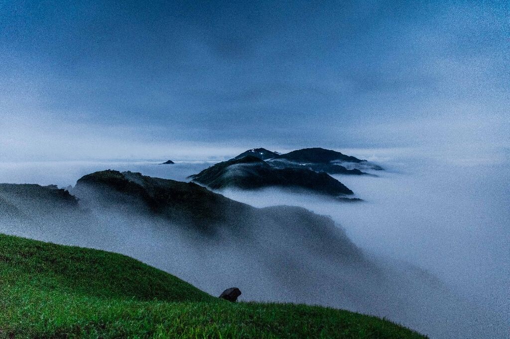 2016年5月下旬,二上武功山。可惜大雾笼罩,第二天清晨,早起,尽管没有看到日出,但是见到雾罩武功山,时间极短。