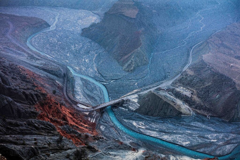安集海大峡谷。<br />
为了找这个风景,问度娘,用百度地图,结果百度地图的标识是错误的,两个地方相差32公里(直线距离,而且在山的两边)。最后发挥群众的力量(新疆当地人还是比较热情)。到处找大峡谷的实际位置,在开车过程中,基本上无人区。找了近四个小时,终于终于。。。