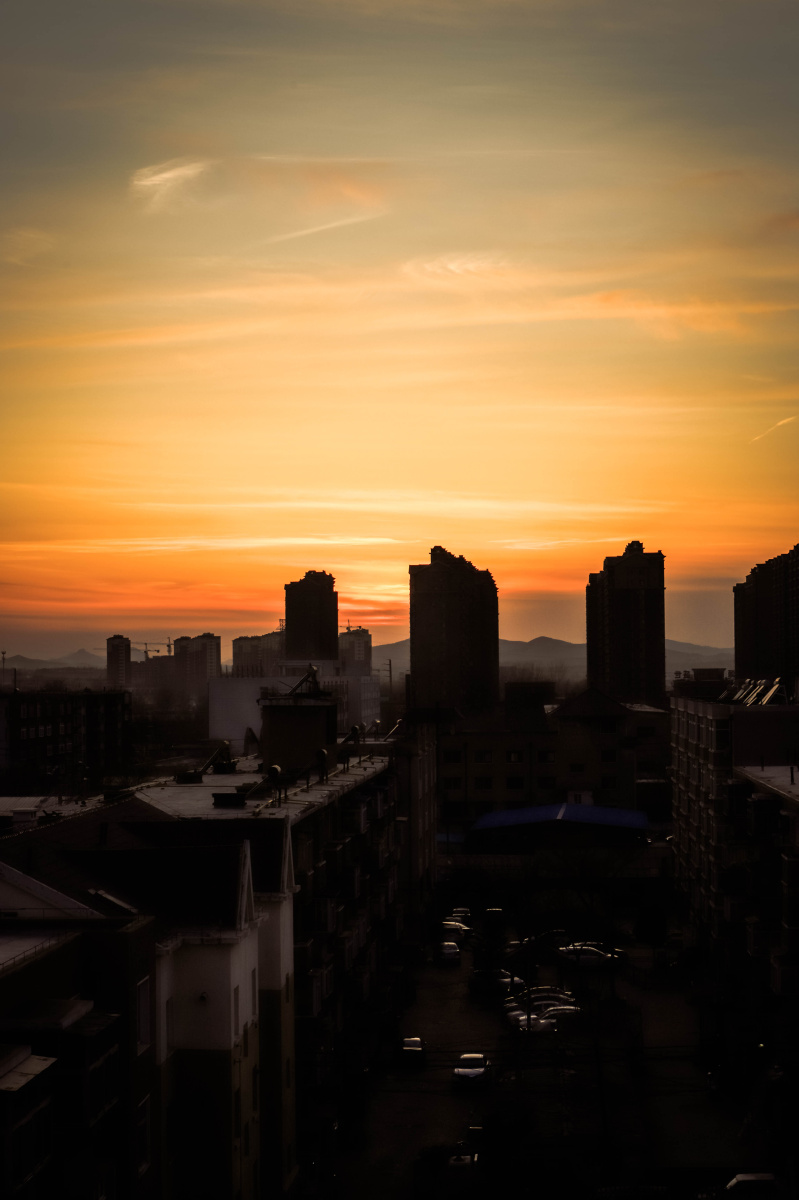 暮色下的城市轮廓线与雾茫茫