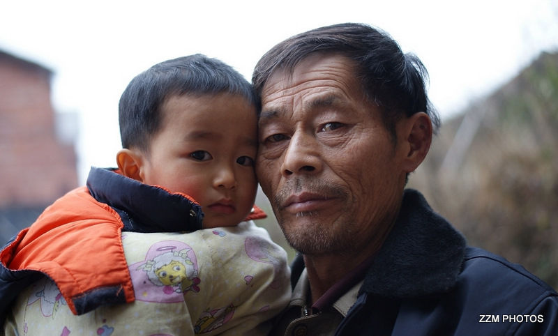 爷爷和孙子<br />
姑父和他的孙子