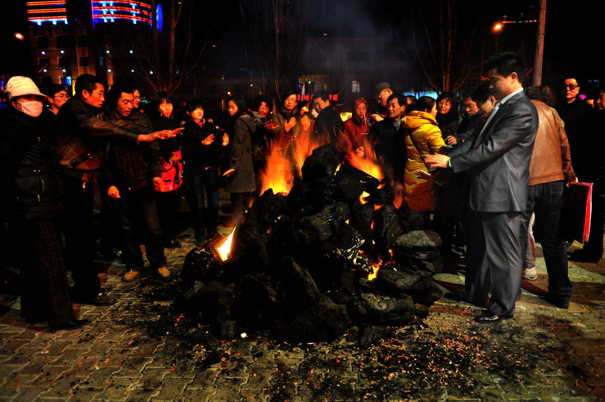 山西北部内蒙南部地区有过年烤旺火的风俗年三十和正月十五晚上点着到