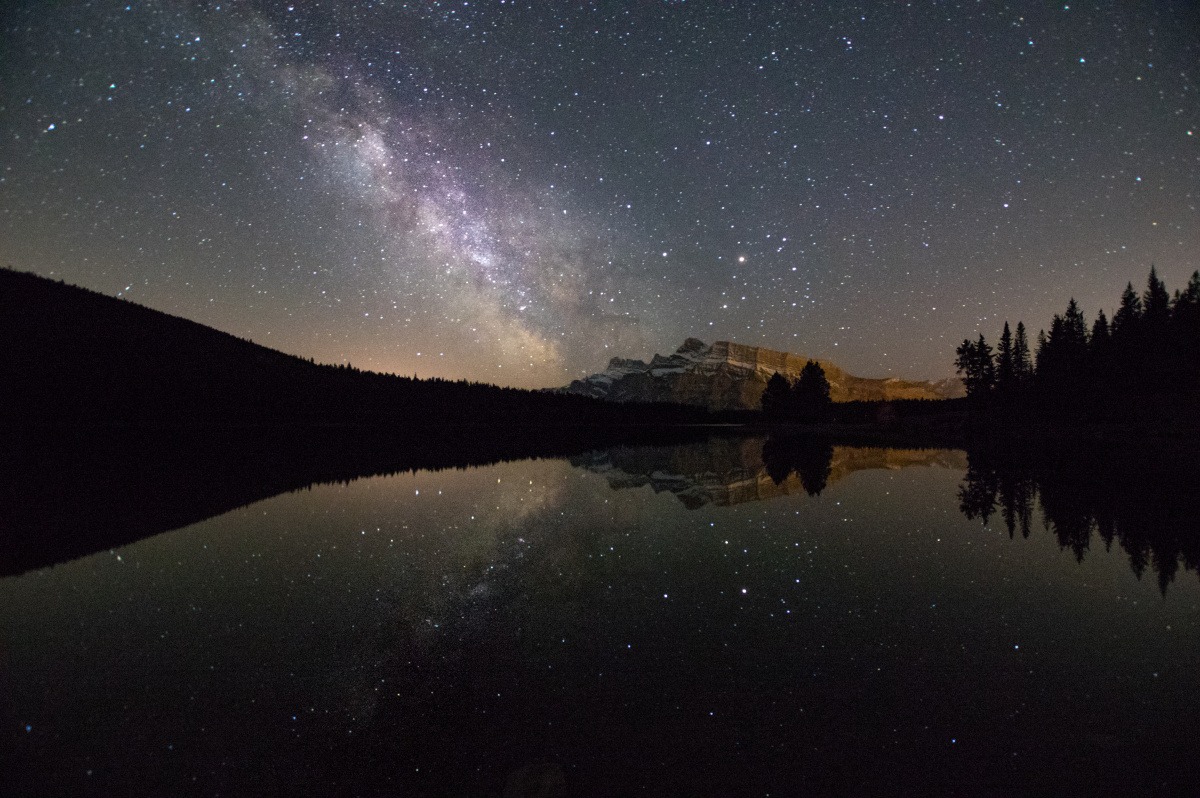 守在离班夫小镇不远的two jack lake, 捕捉到了唯美又梦幻的夏季银河