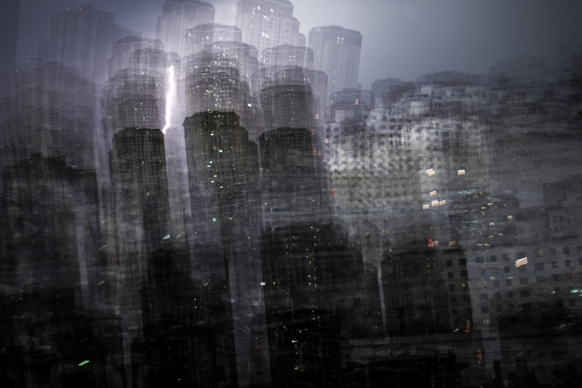 狂风暴雨中的城市