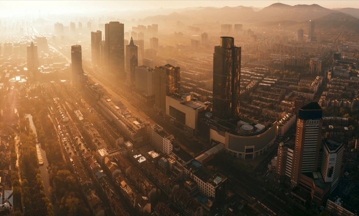 暮光之城早晨被阳光唤醒的济南泺源大街