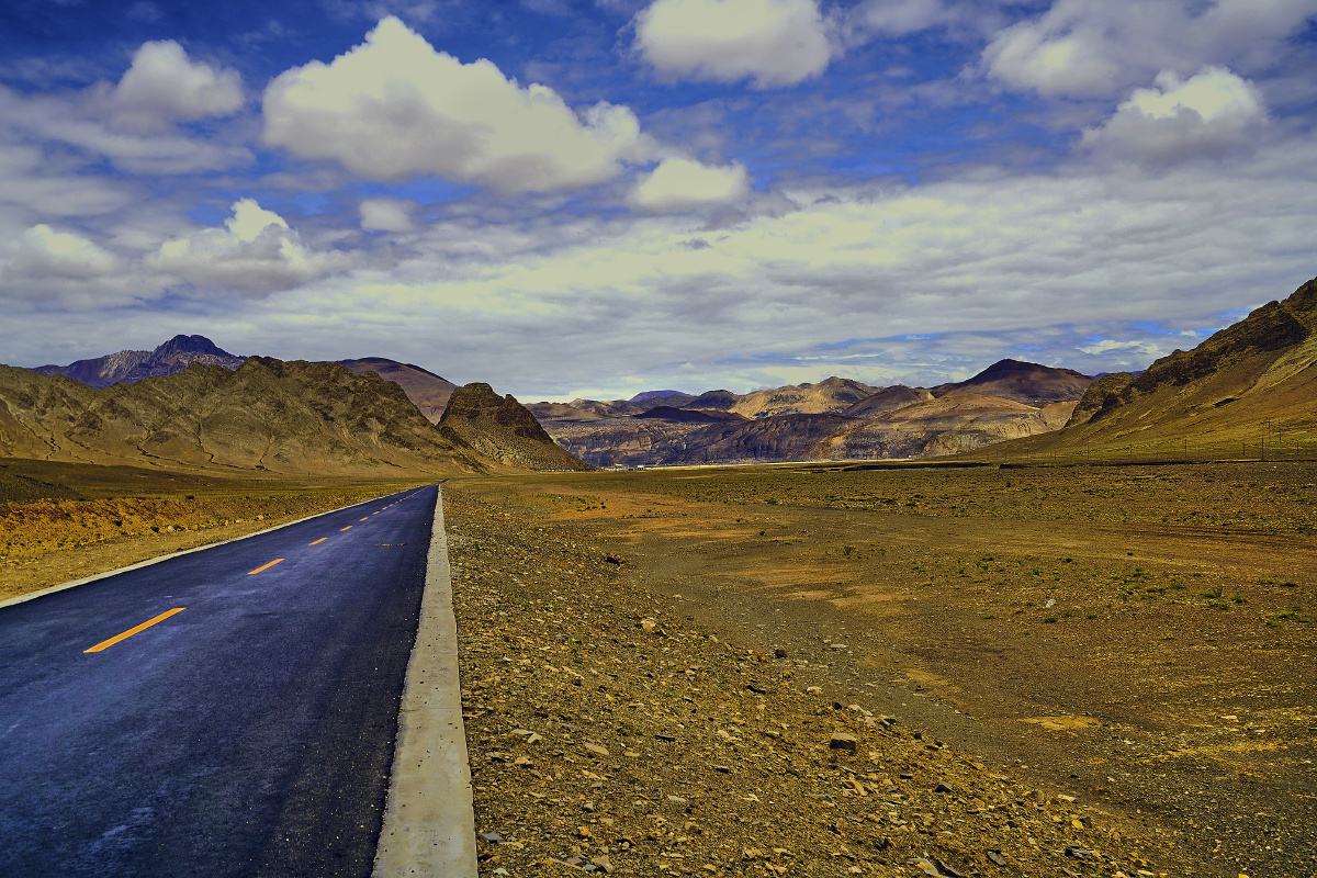 国家公园入口是珠峰路的起点,笔直而平坦