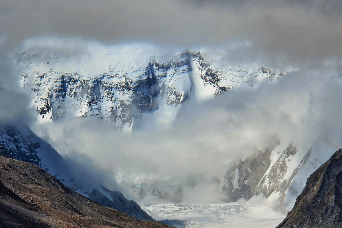 迷雾中远眺绒布冰川 the flannelette glacier in the mist