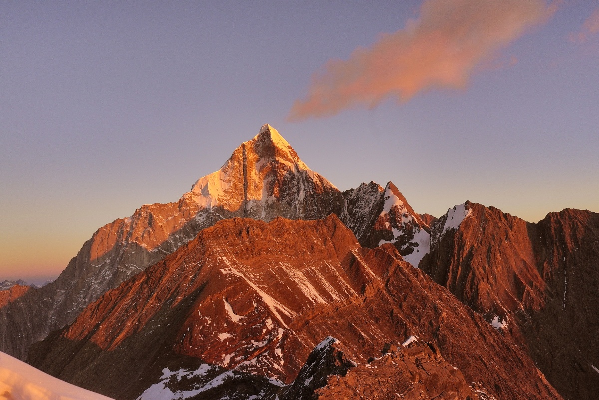 雪山上的大白.幺妹峰云旗.