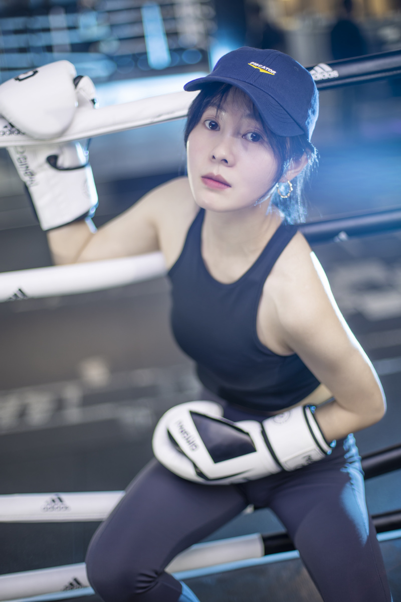 一组韩国小姐姐拳击写真温柔中带点凶悍沙包大的拳头