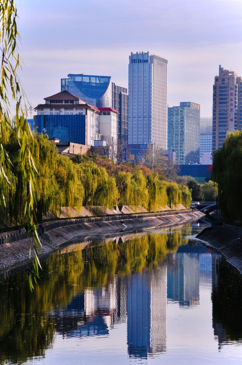 金水河畔的秋韵经过多年的改造和提升郑州金水河沿河路段发生翻天覆地