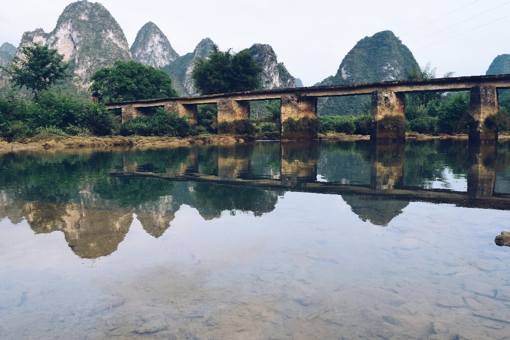 我愿化成一座做石桥，经受五百年的风吹，五百年的日晒，五百年的雨打，只求她从桥上走过。