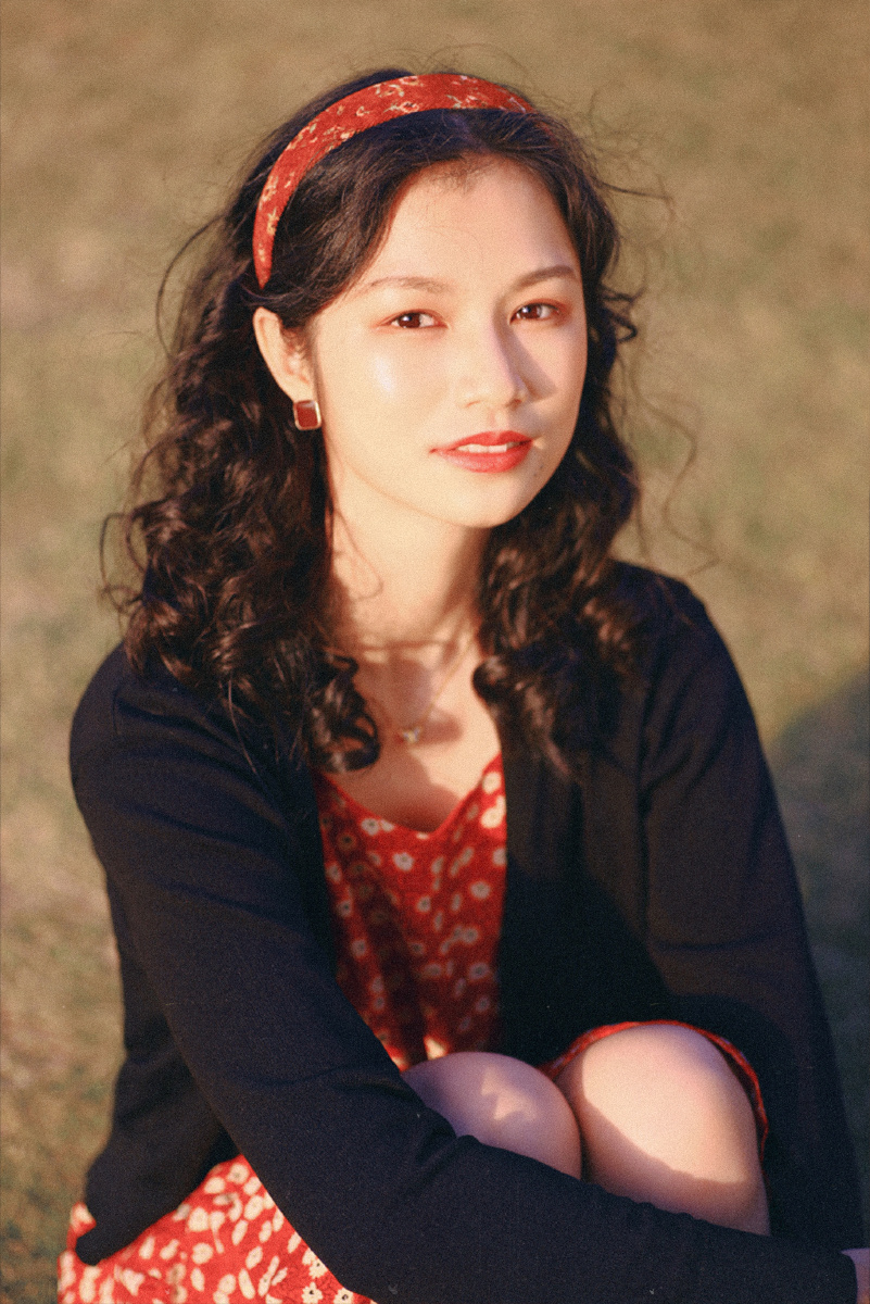 有小虎牙的女孩