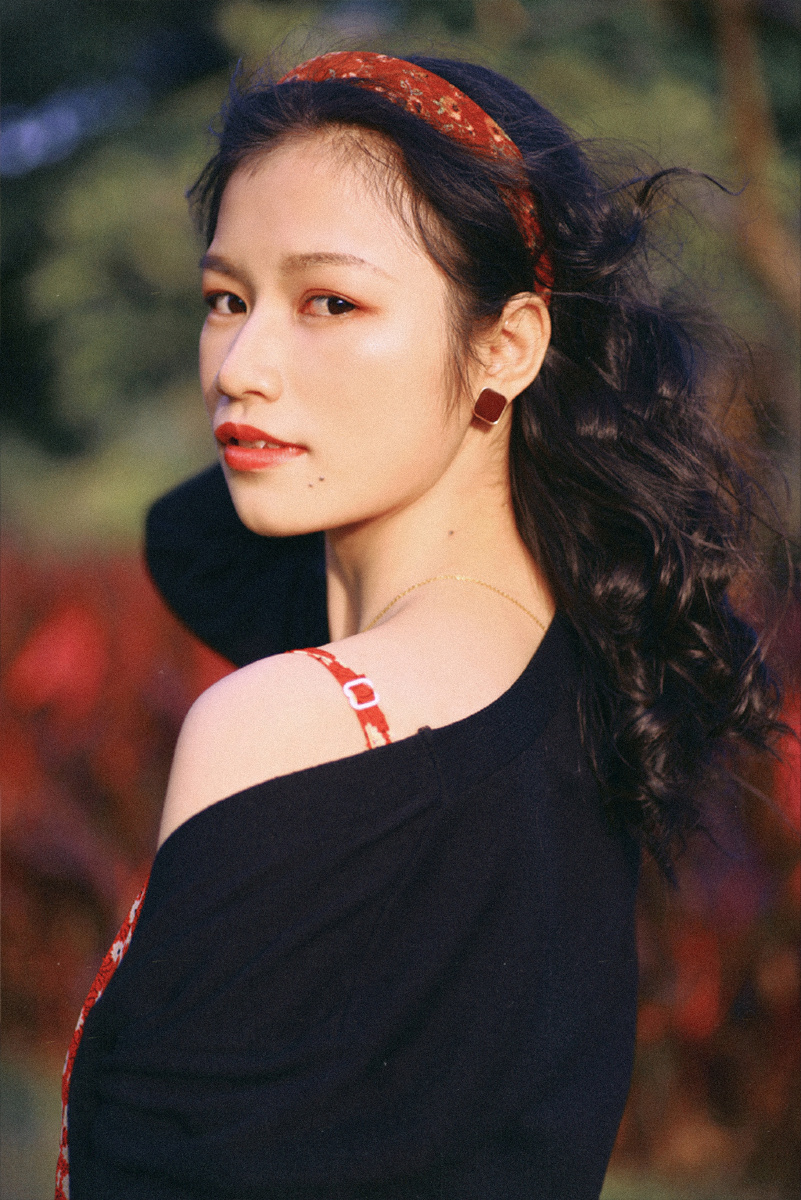 有小虎牙的女孩