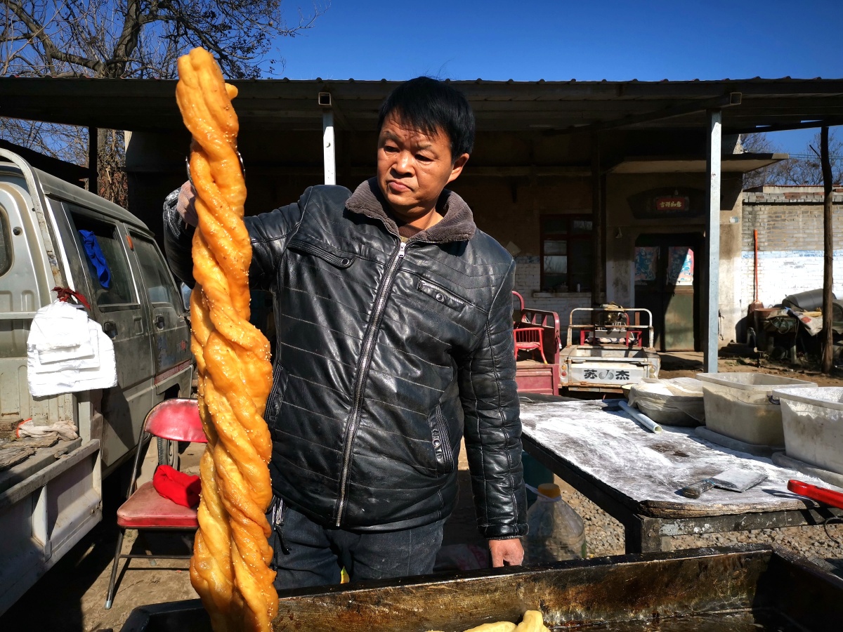 大油条在河南省郑州市荥阳市高村镇油坊村,每逢大集或者庙会,大街上
