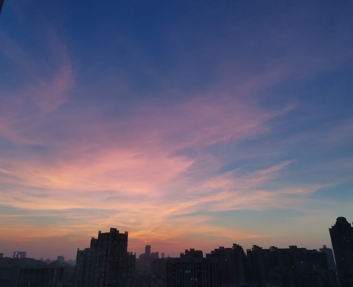 糖果色的彩云晚霞