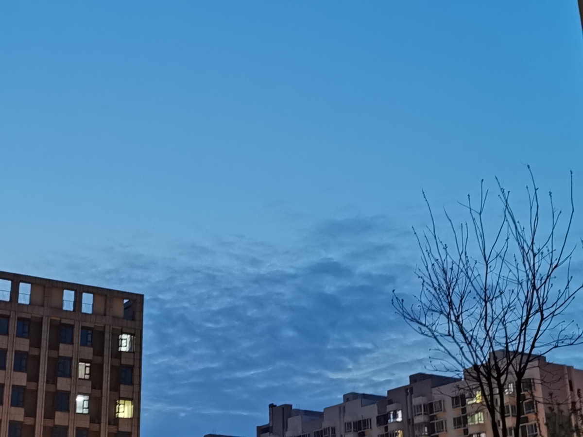 天空是蔚蓝色窗外有千纸鹤世间的温柔要记得留给妈妈和自己一份