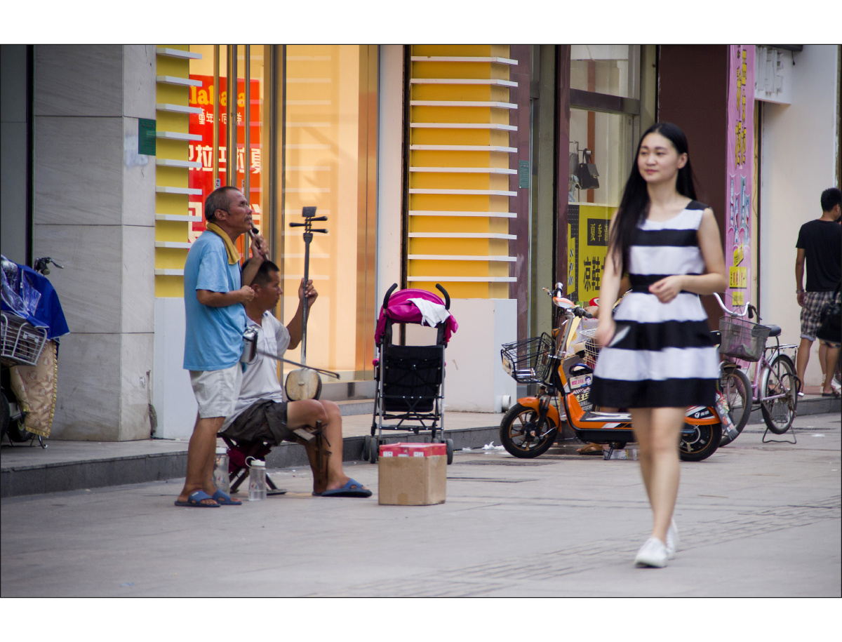 2016年8月16日,山东省滕州市步行街,街拍