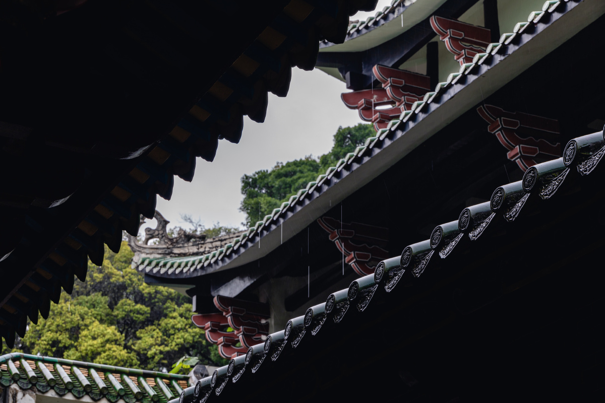 落雨的屋檐摄于韶关南华寺