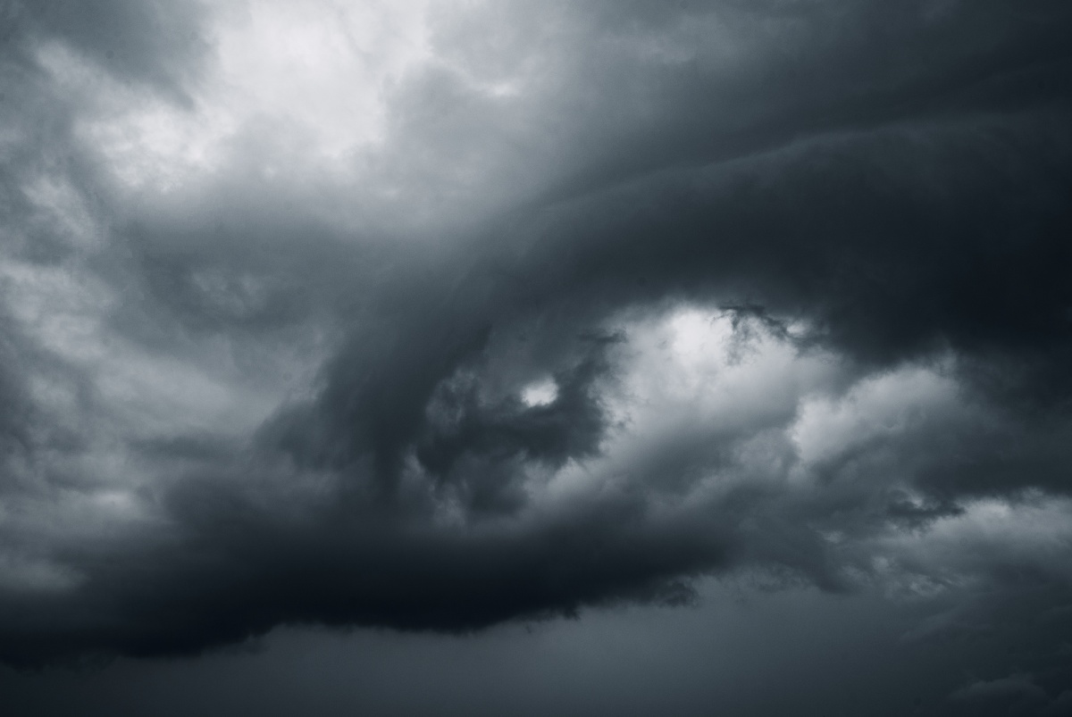乌云密布暴雨来袭
