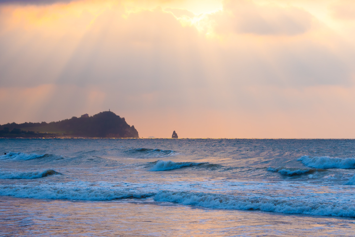 清晨海边的耶稣光