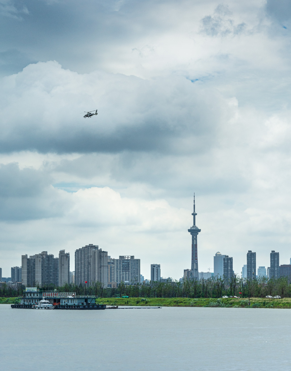 巡拍摄于南京梅子洲江边当时听到外面有声音看了一眼马上拿起相机拍了