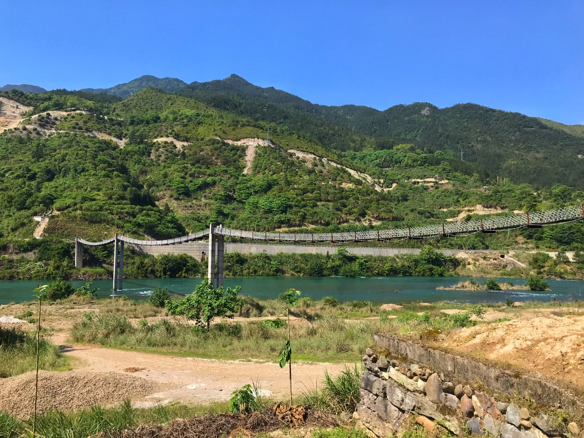 去丽水市青田县千峡湖的路上,一座跨越河流的吊桥
