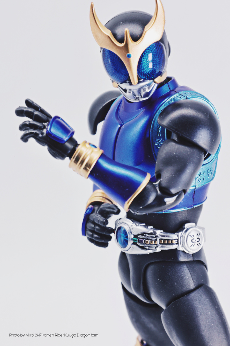 真骨雕假面骑士空我青龙形态蓝色的姿态非常干净