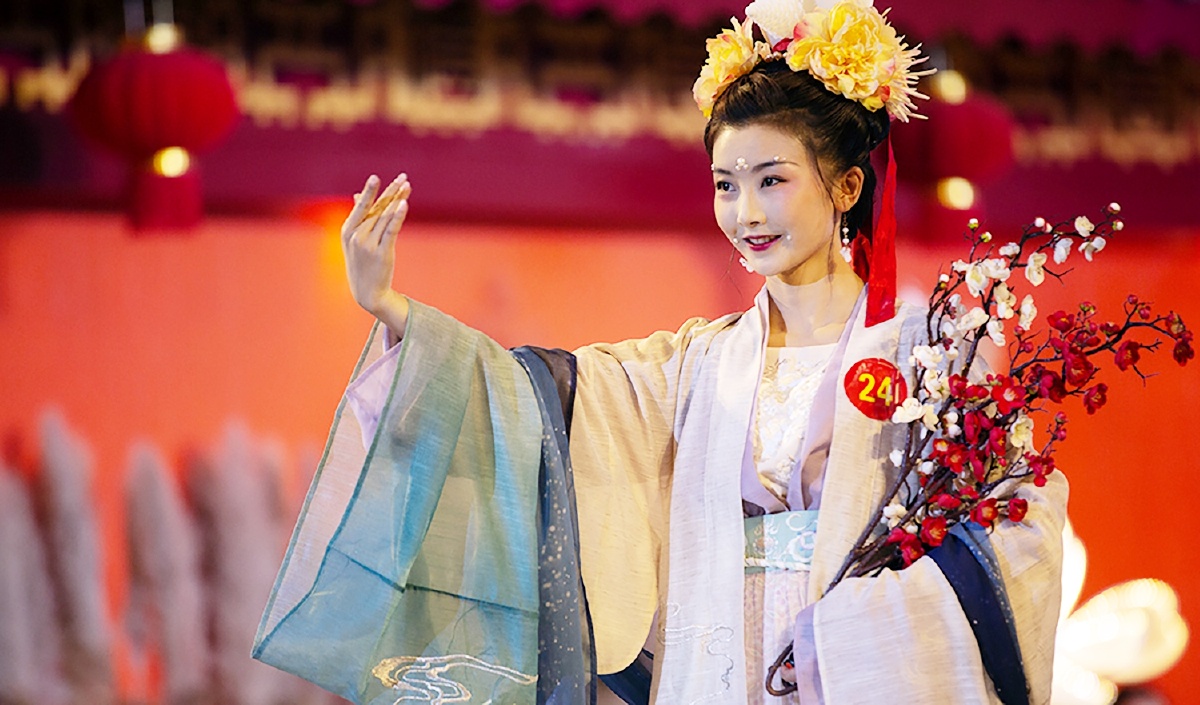 云南汉服.舞台光太杂了又没闪光灯.压不下来