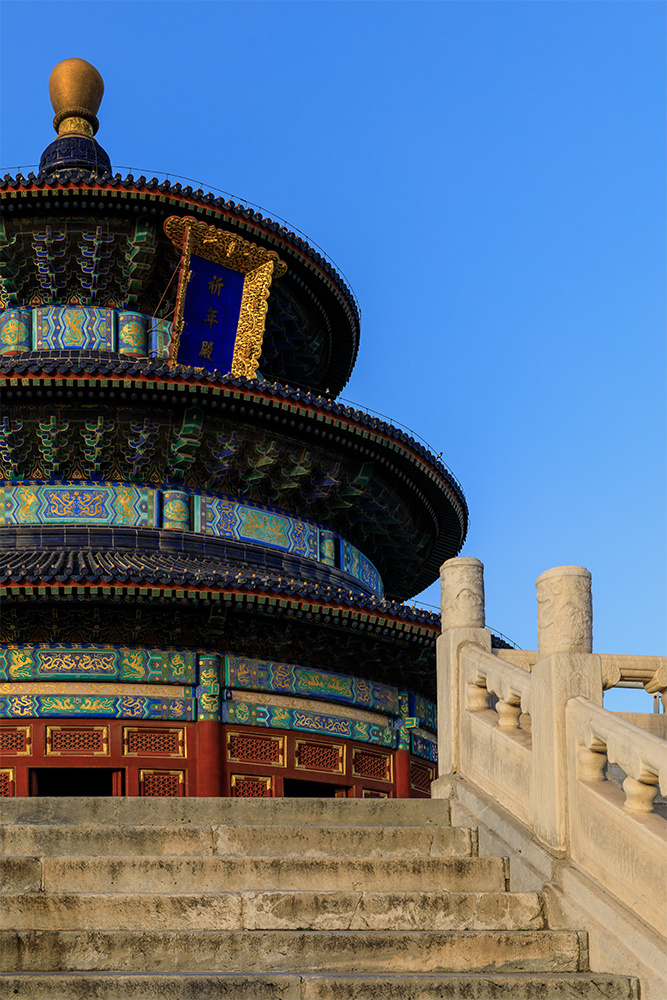 祈年殿这座金碧辉煌的三重檐攒尖顶圆形大殿牢牢把持着天坛建筑群的