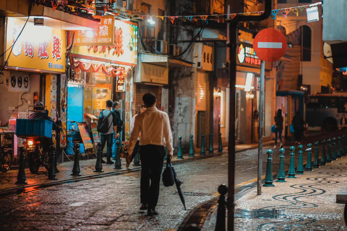 雨中霓虹灯红酒绿的纸醉金迷