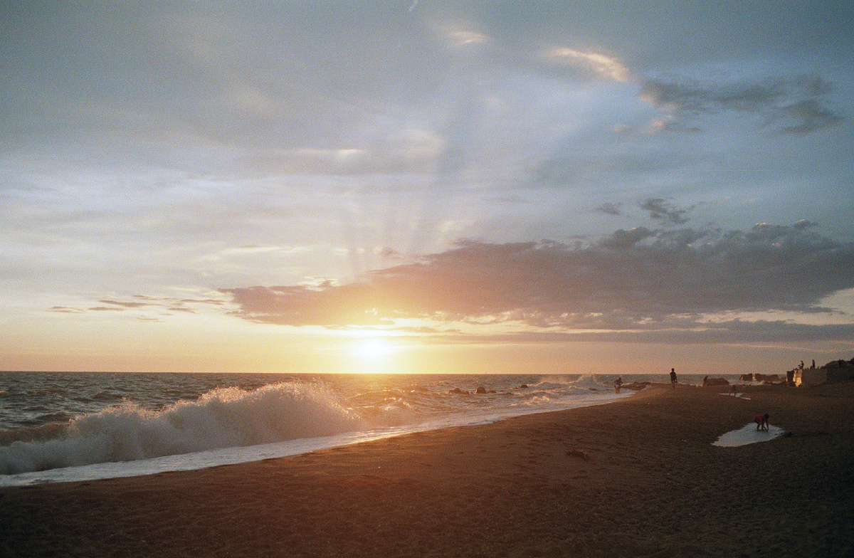 有美景,有美食,相比于三亚的商业化,这里梗多了一些生活气息.