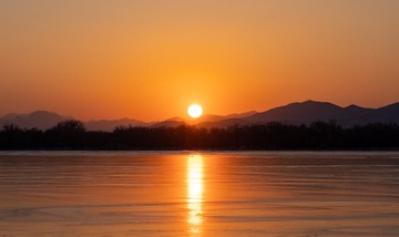 夕阳下的颐和园昆明湖