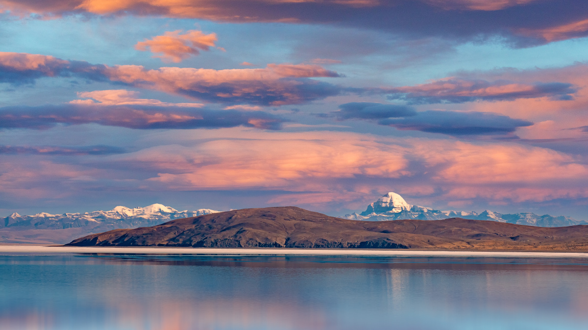 日出冈仁波齐从拉昂错方向拍摄