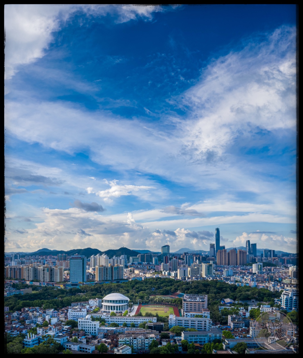 这张照片,是东莞空间到时间的一个缩影:近处是莞城区,原市(县)政府