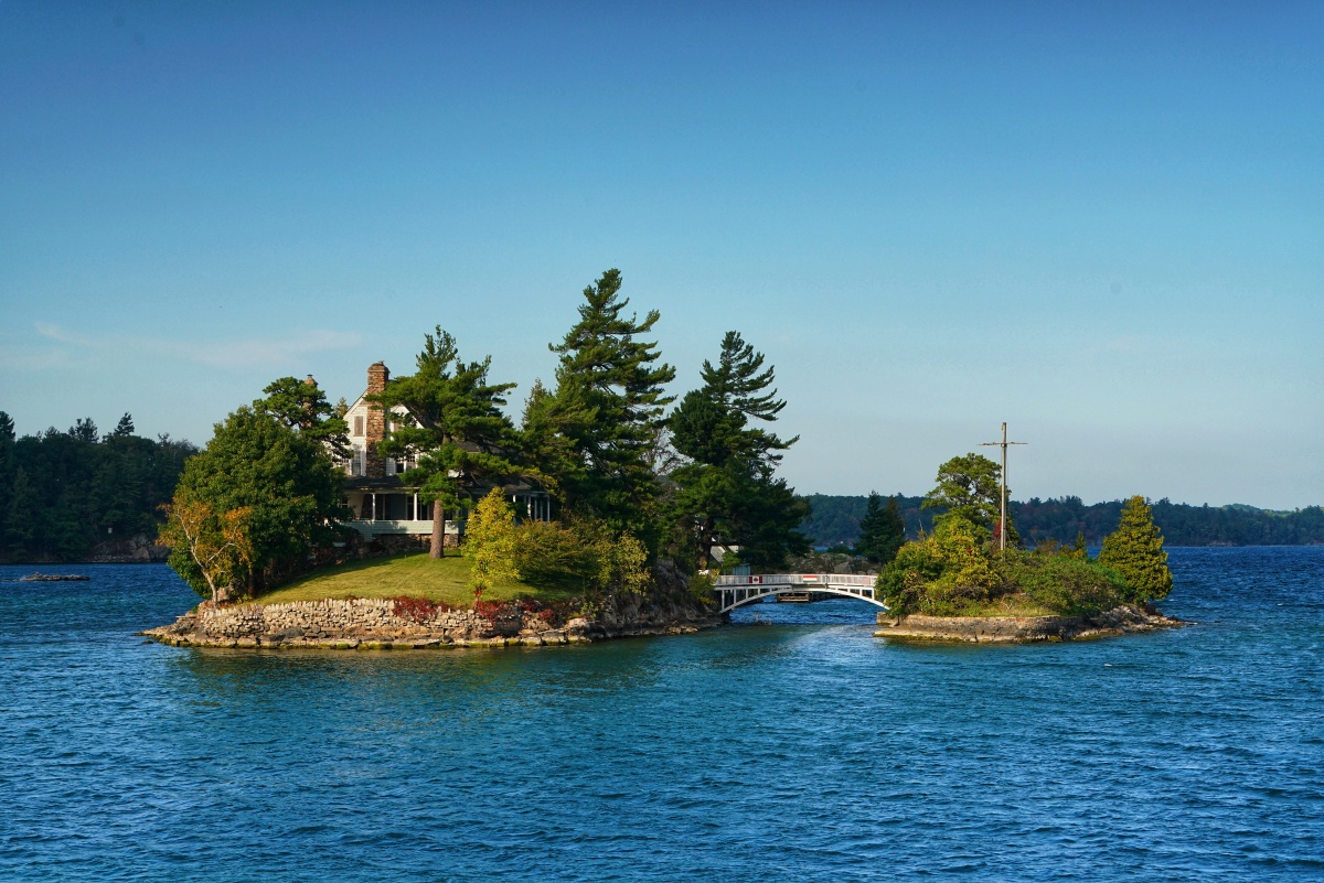 加拿大—千岛湖(该2个小岛分别在美国和加拿大境内,美国通用汽车公司