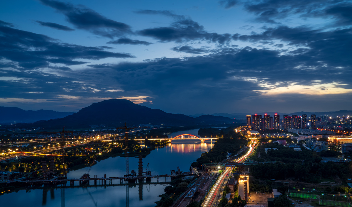 漳州江滨苍穹之下江的两岸城市的变迁右边是正在崛起的新城区左边是