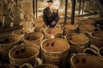 《卖背兜》林颂，电话：云南省广南县文化馆13769631836