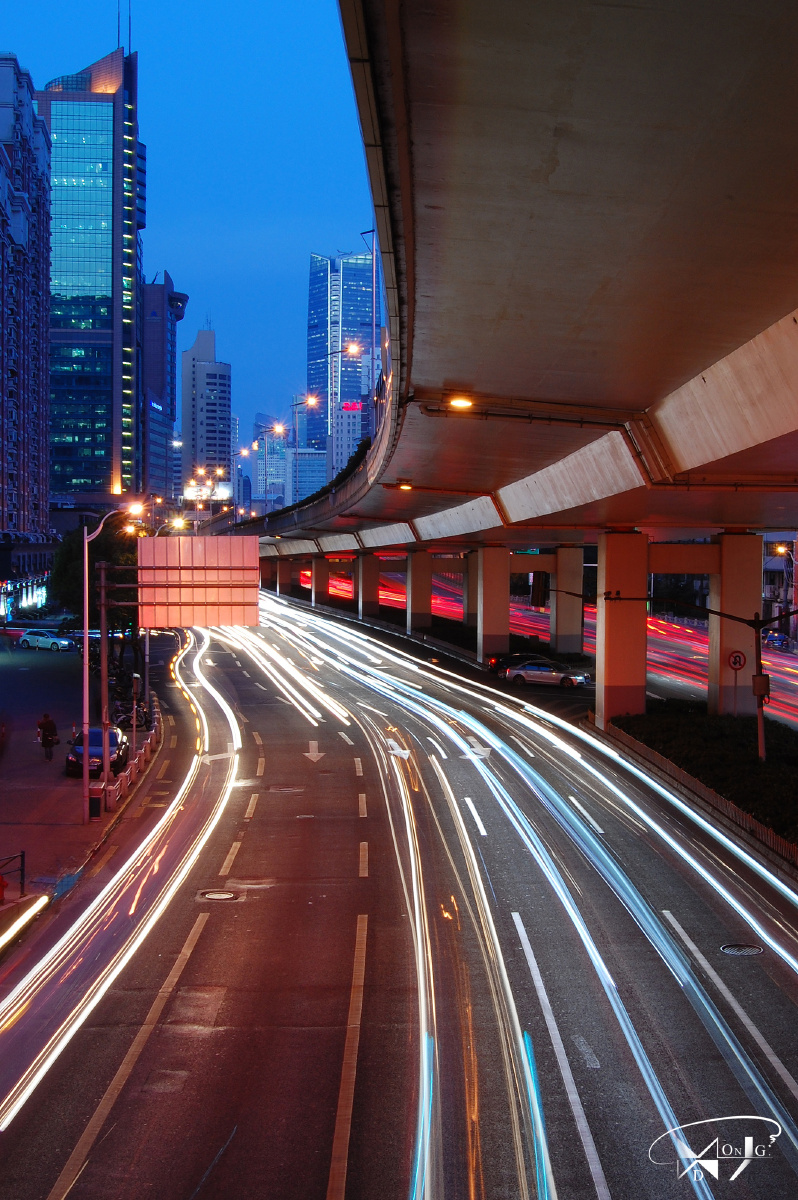 高架下川流不息的车流